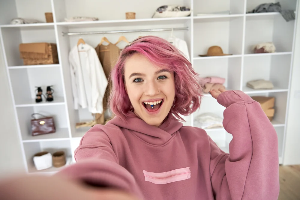 An influencer recording a video for an affiliate marketing team.