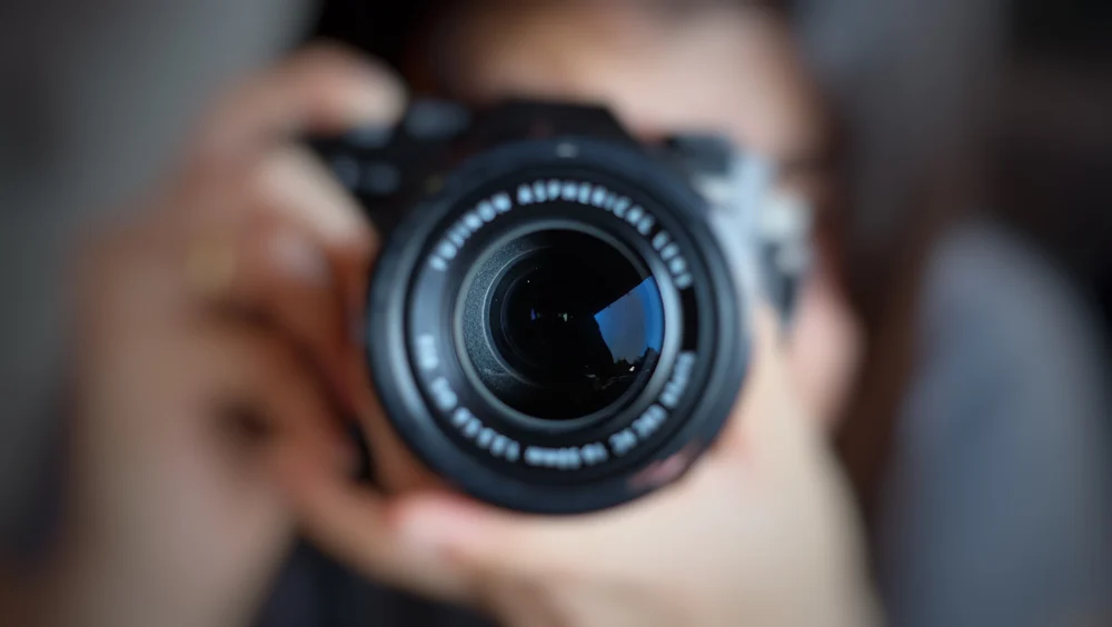 A person taking a photo showcasing how to take good instagram photos