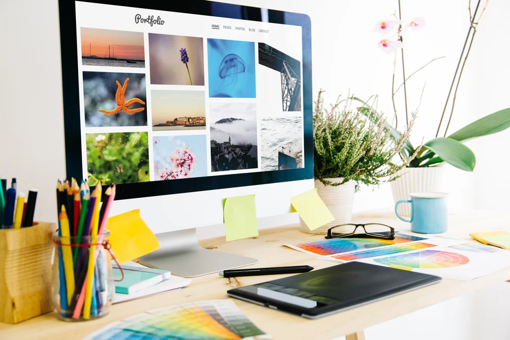 A Mac computer with a website open allowing a graphic designer to learn how to make a good design portfolio.