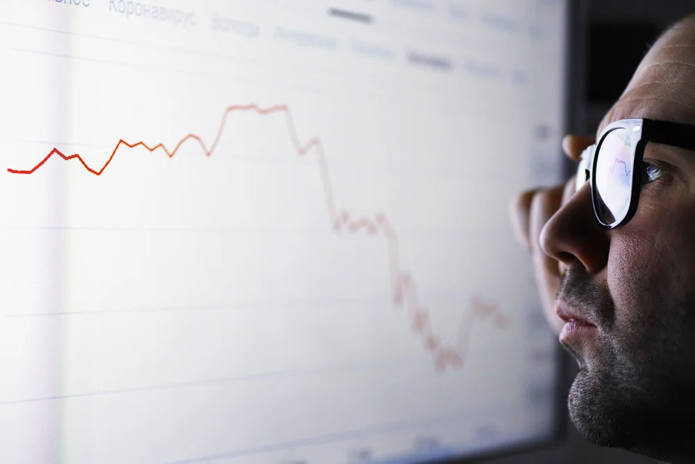 A person investigating his Google analytics decline and wondering if it is due to having duplicate meta descriptions. 