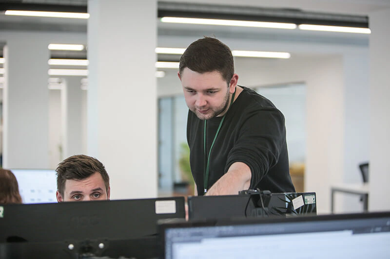 Castle Int. consultant helping a colleague